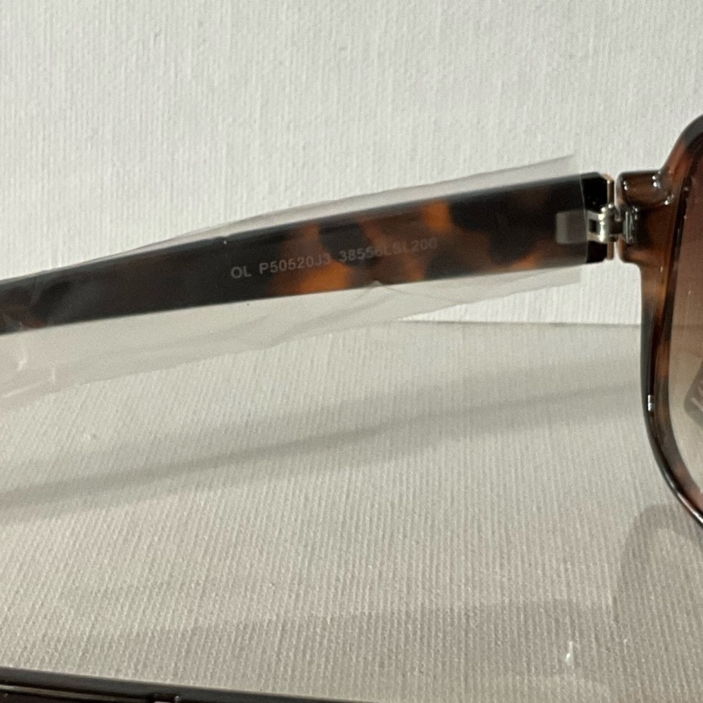 Chic Tortoise Shell Sunglasses - Picture 5 of 5